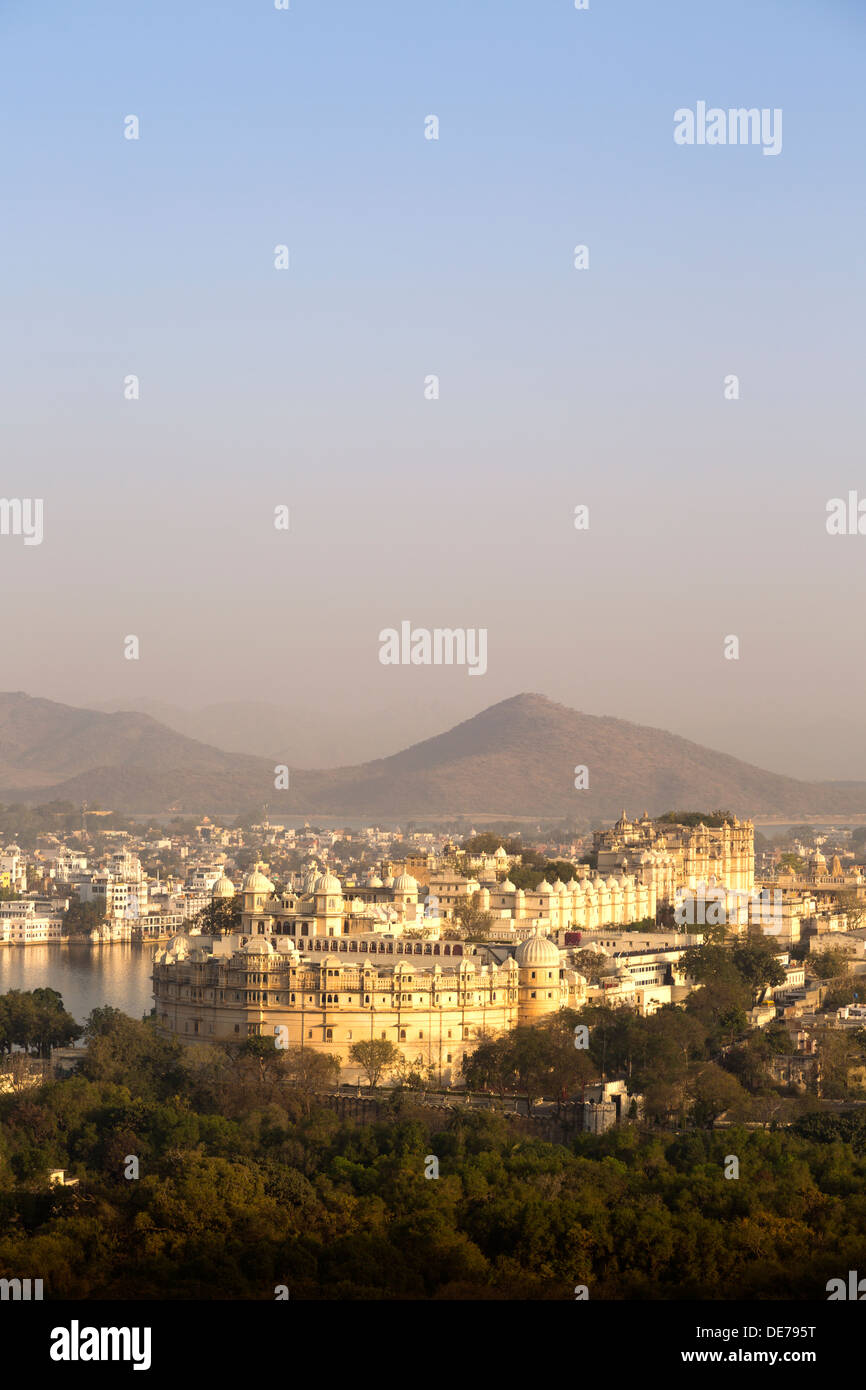 Indien, Rajasthan, Udaipur, Blick auf Lake Picola in den frühen Morgenstunden Stockfoto