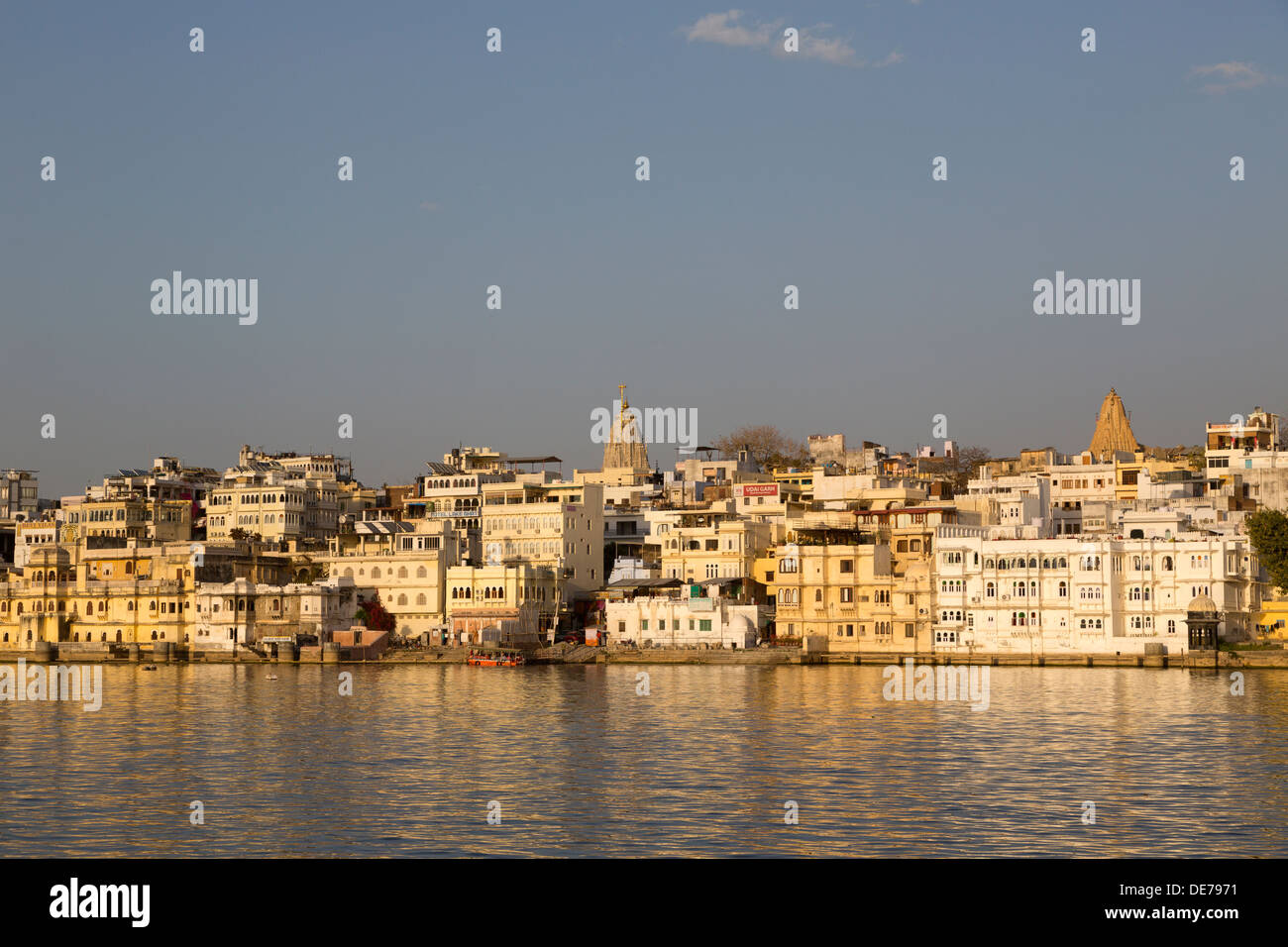 Indien, Rajasthan, Udaipur, Blick auf Lake Picola im späten Abendlicht Stockfoto