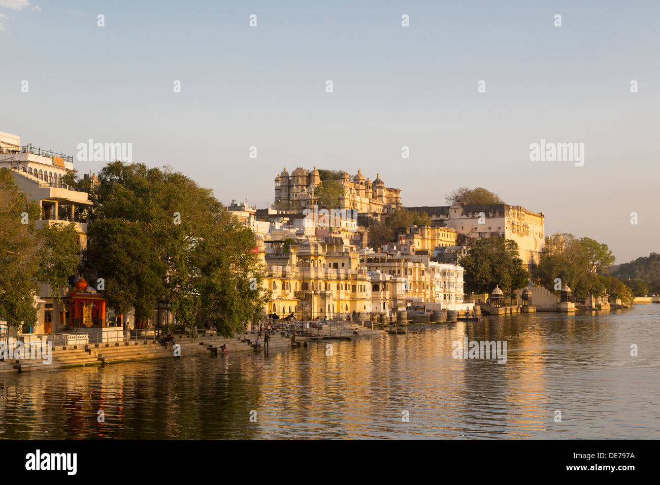 Indien, Rajasthan, Udaipur Blick auf Lake Picola im späten Nachmittag Licht Stockfoto