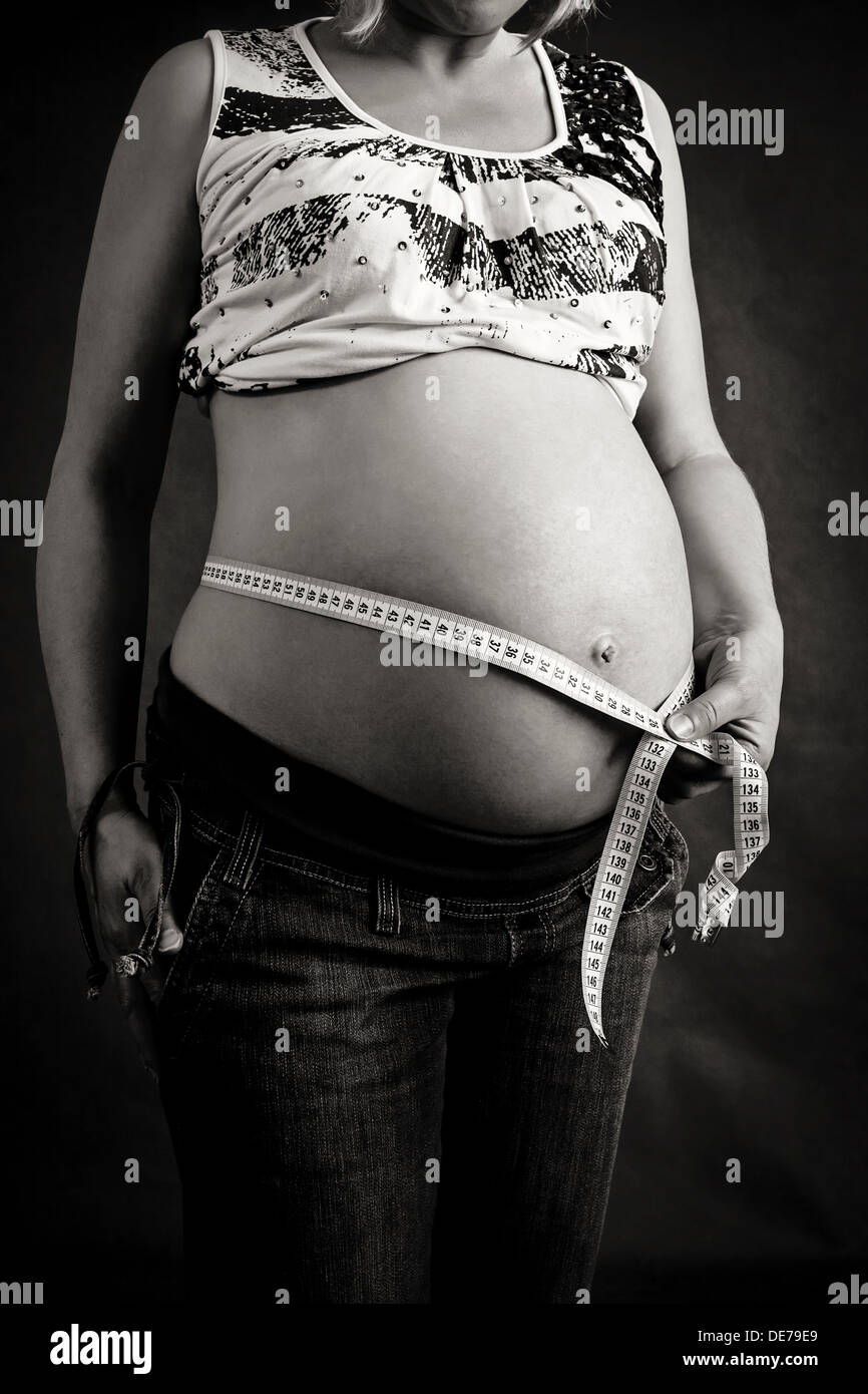 schwarz / weiß Foto schwangere Frau zärtlich ihren Bauch messen Stockfoto