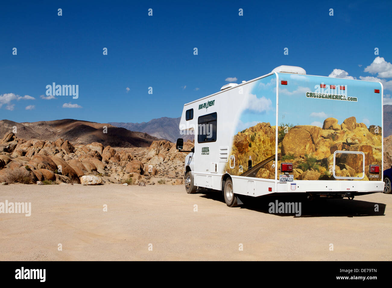 Eine Cruise America RV in den Alabama Hills westlich von Lone Pine California mit einer ähnlichen Lackierung als Hintergrund geparkt Stockfoto