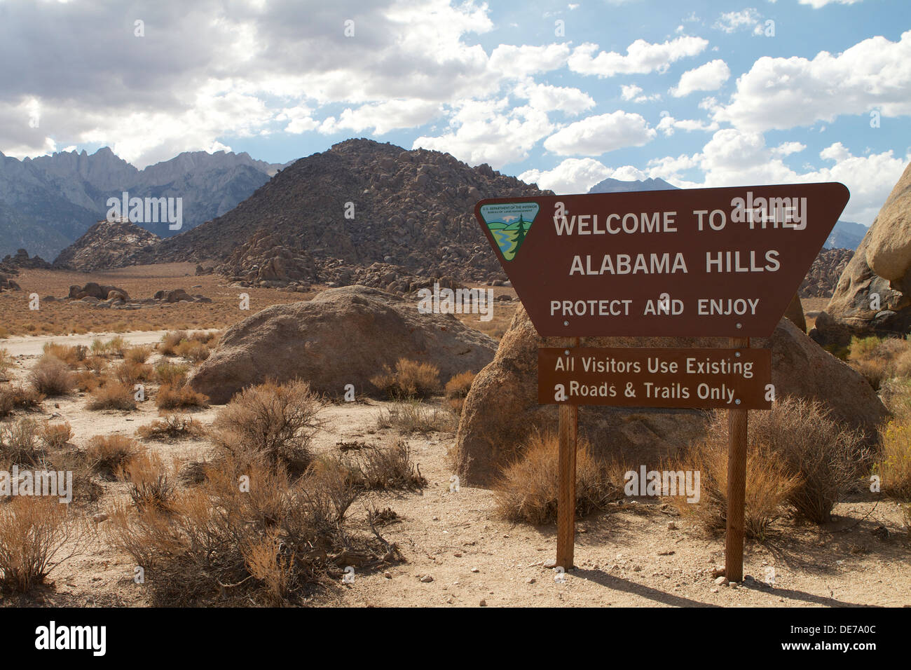 Willkommens-Schild am Eingang zu den Alabama Hills westlich von Lone Pine im Owens Valley, Kalifornien Stockfoto