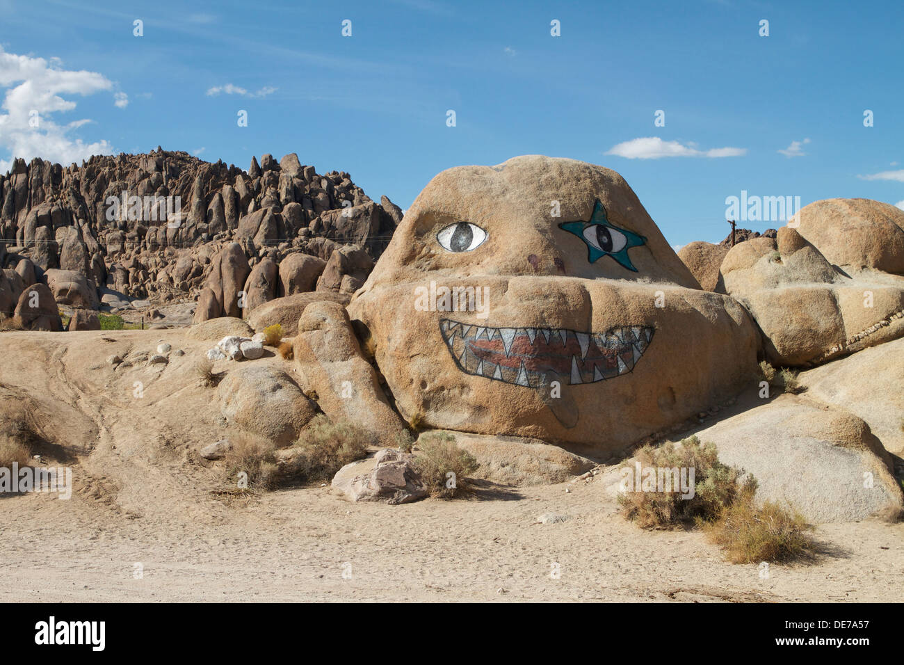 Ein bemalter Felsbrocken (Biotit-Monzogranit) in den Alabama-Hügeln westlich von Lone Pine im Owens Valley, Inyo County, Kalifornien Stockfoto