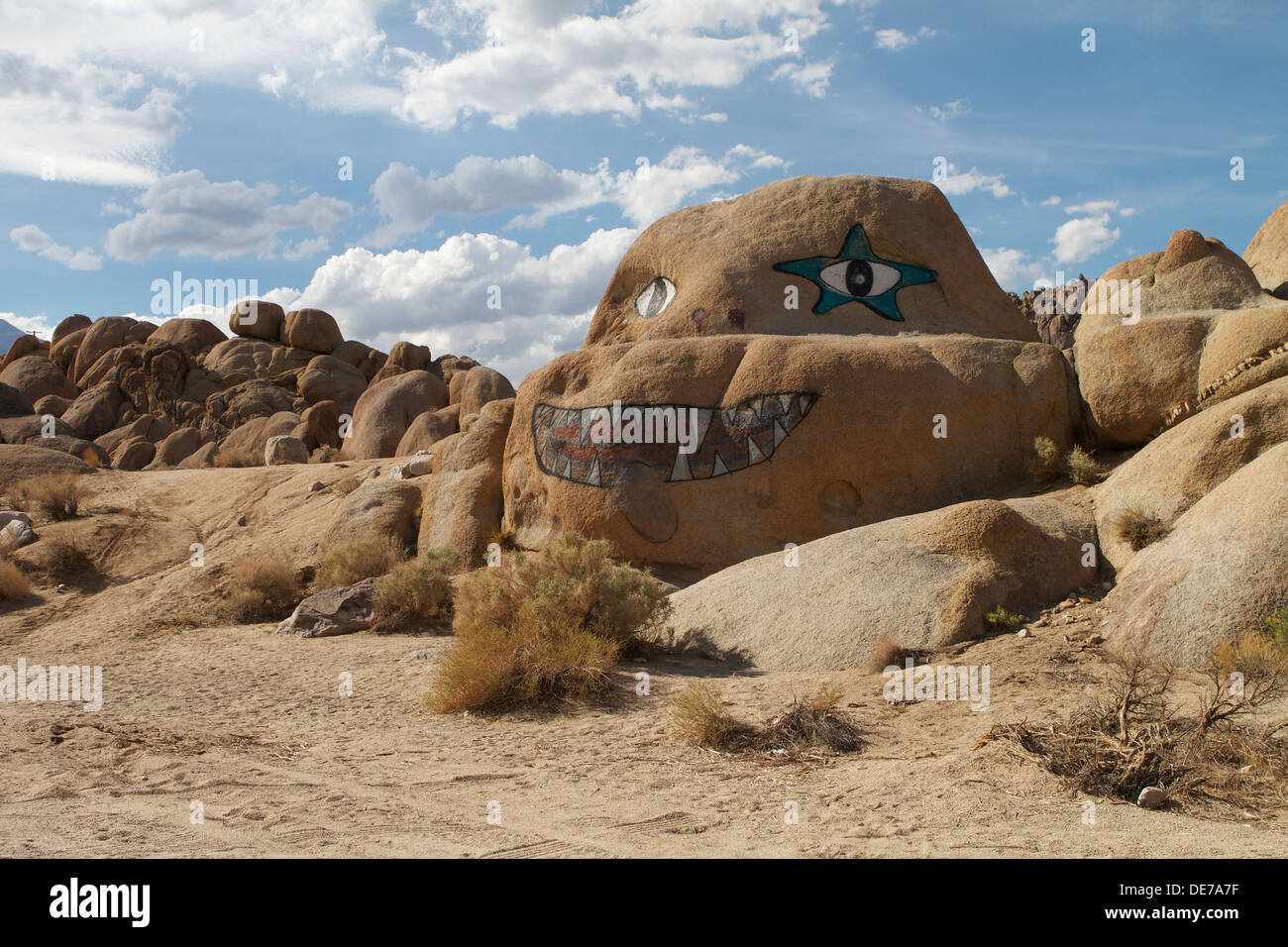 Ein bemalter Felsbrocken (Biotit-Monzogranit) in den Alabama-Hügeln westlich von Lone Pine im Owens Valley, Inyo County, Kalifornien Stockfoto