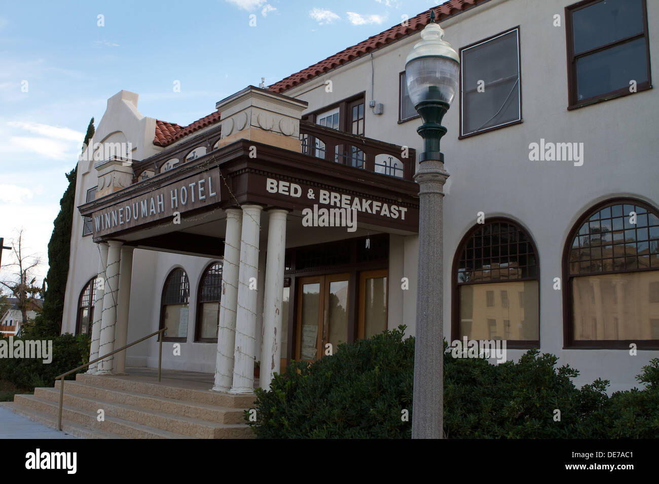 Das historische Winnedumah Hotel in Unabhängigkeit ist geschlossen und mit Brettern vernagelt am Highway 395 in der Owens Valley California Stockfoto