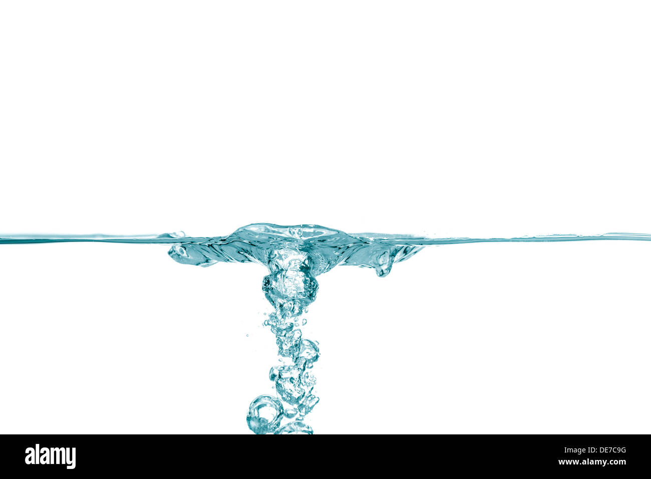 Wasser und Luftblasen auf weißem Hintergrund Stockfoto