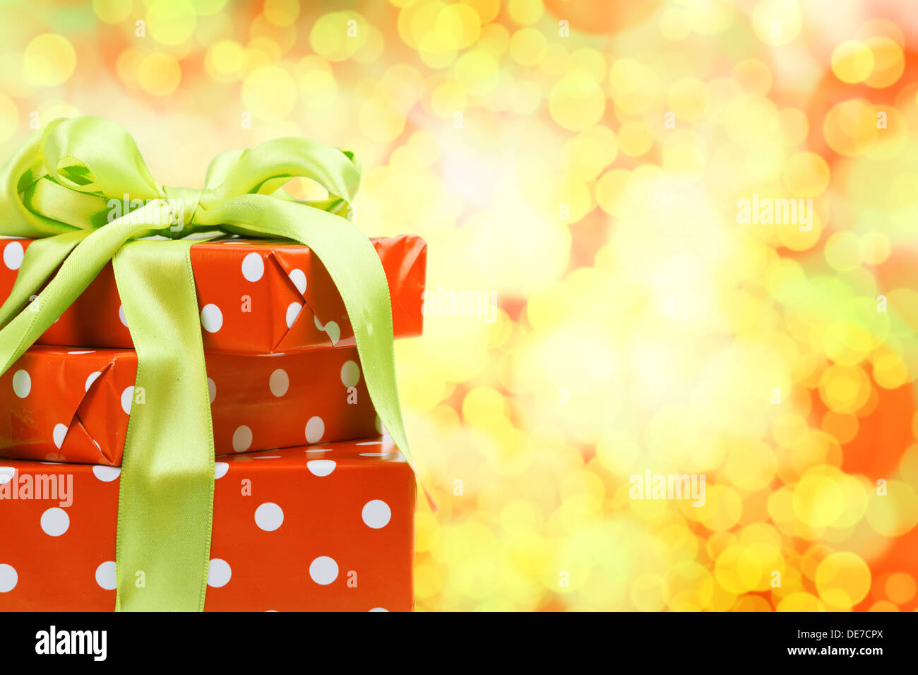 Weihnachtsgeschenk in einem roten Kasten Stockfoto