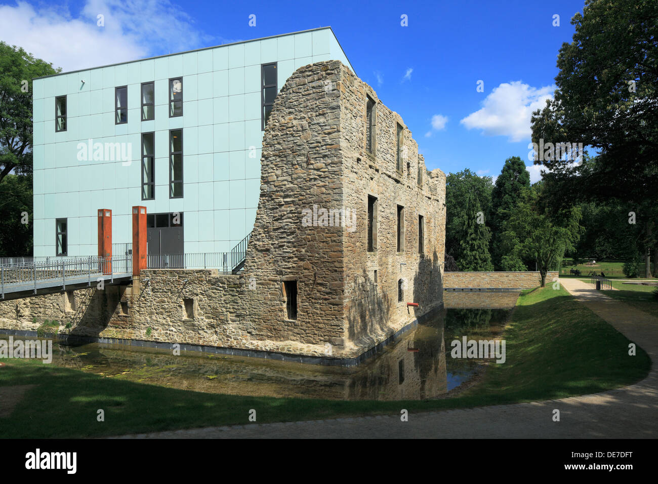 Haus Weitmar Mit Kubus Im Schlosspark, Situation Kunst, Kunstausstellungen der Ruhr-Universität Bochum in Bochum-Weitmar, Ruhrgebiet, Nordrhein-Westf Stockfoto