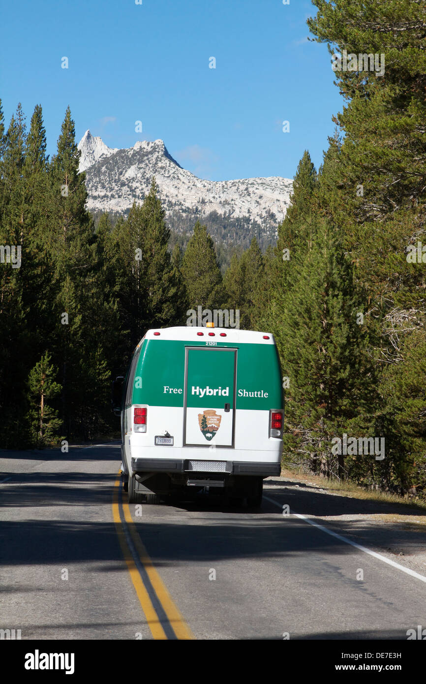 Kostenloser Transport auf ein Hybrid-Shuttle-Bus-Service läuft in Yosemite Nationalparks Tuolumne Meadows Stockfoto