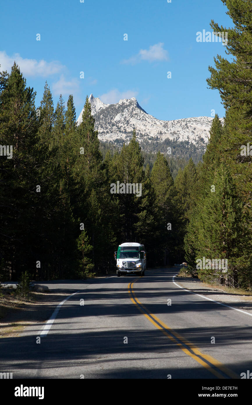 Kostenloser Transport auf ein Hybrid-Shuttle-Bus-Service läuft in Yosemite Nationalparks Tuolumne Meadows Stockfoto