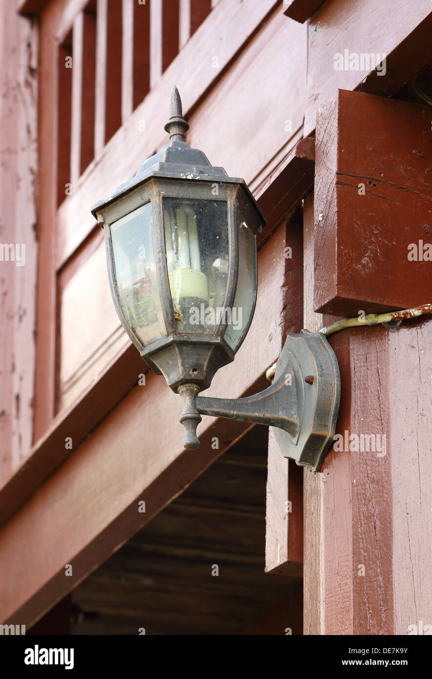 altmodische Lampe hängen Holzwand Stockfoto