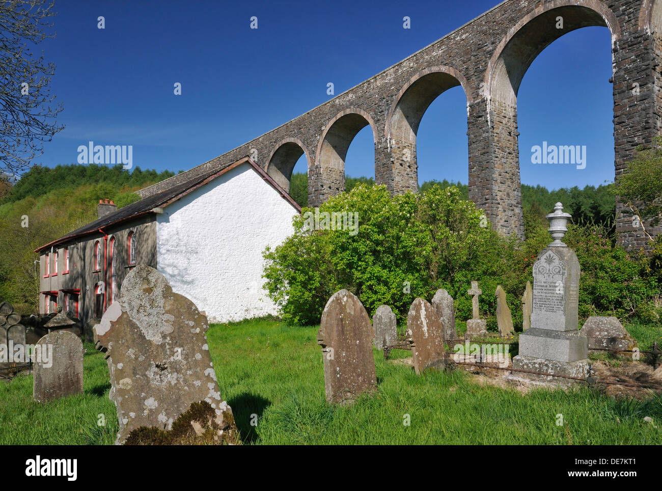 Gosener Kapelle gebaut 1844 und Cynghordy Viadukt auf Herz of Wales Railway gebaut 1867 mit 18 Bögen Stockfoto