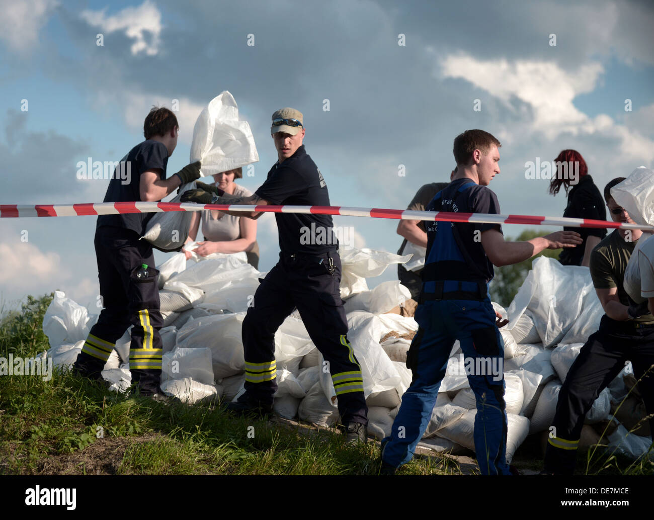 Muehl, Deutschland, Bürger von Mühlenberg stabilisieren einen Deich mit Sandsäcken Stockfoto