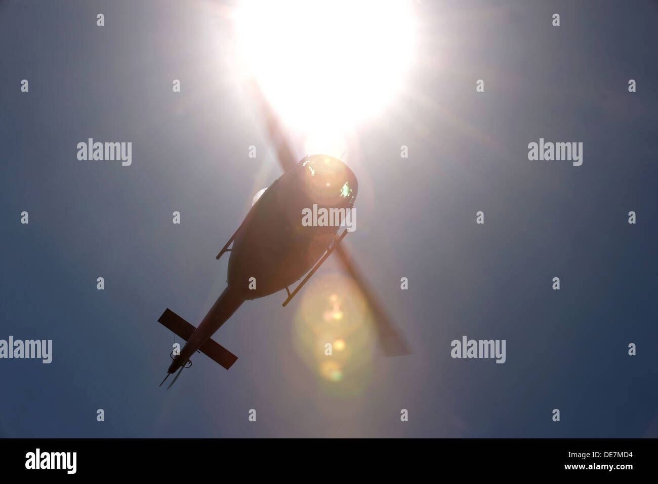 Herzberg, Deutschland, beschäftigt sich ein Hubschrauber der Bundeswehr an der Schwarzen Elster eine Deich-Verletzung Stockfoto