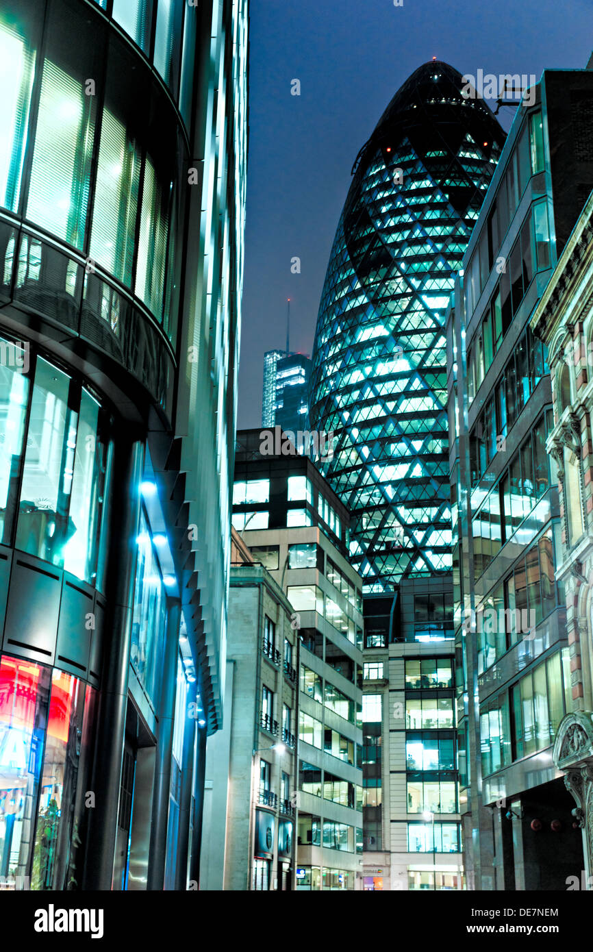 Abend Zeit Schuss von Londons berühmten Wolkenkratzer "Gherkin" Ameise Aviva, London, England. Stockfoto
