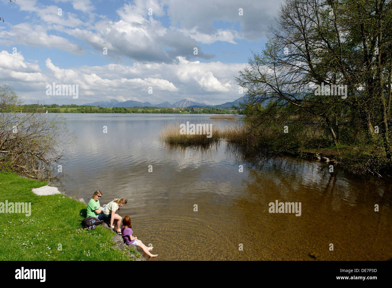 Deutschland, Reife Frau mit Mädchen am Wasser sitzen Stockfoto