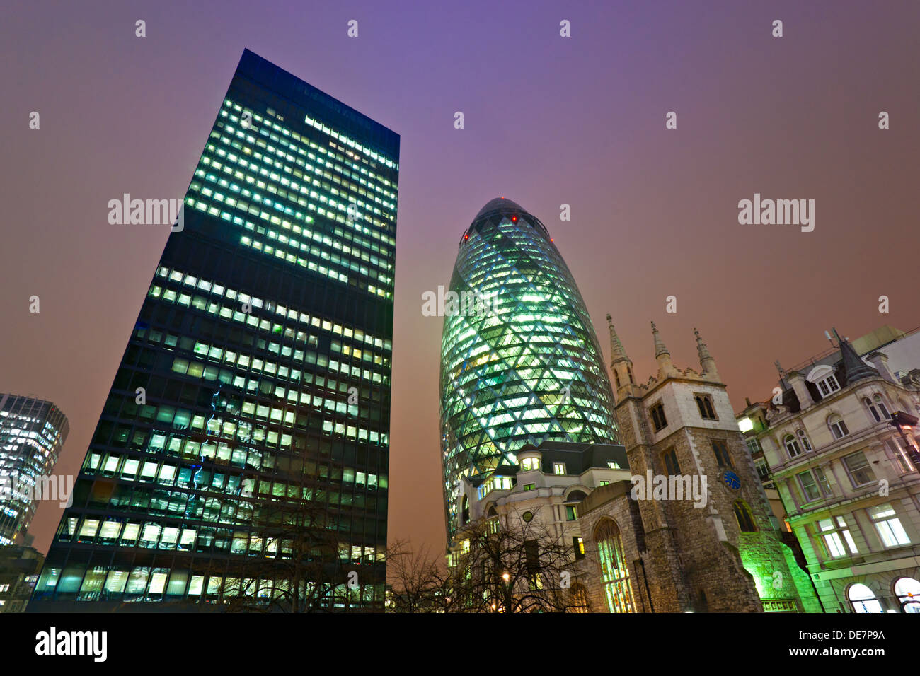 Abend Zeit Schuss von Londons berühmten Wolkenkratzer einschließlich "Gherkin" Ameise Aviva, London, England. Stockfoto