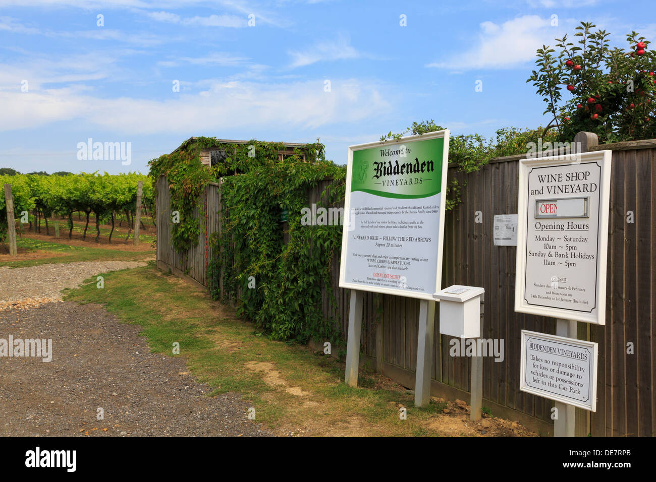 Schilder am Eingang zum Biddenden Weinberge in Kent, England, UK, Großbritannien Stockfoto