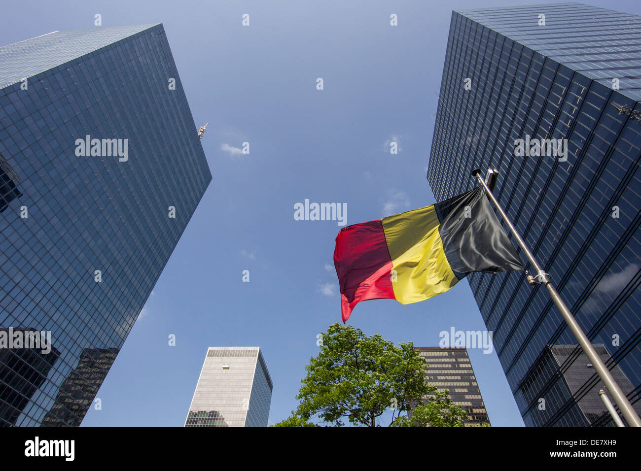 belgische Flagge Wolkenkratzer Geschäft Bezirk Brüssel Stockfoto