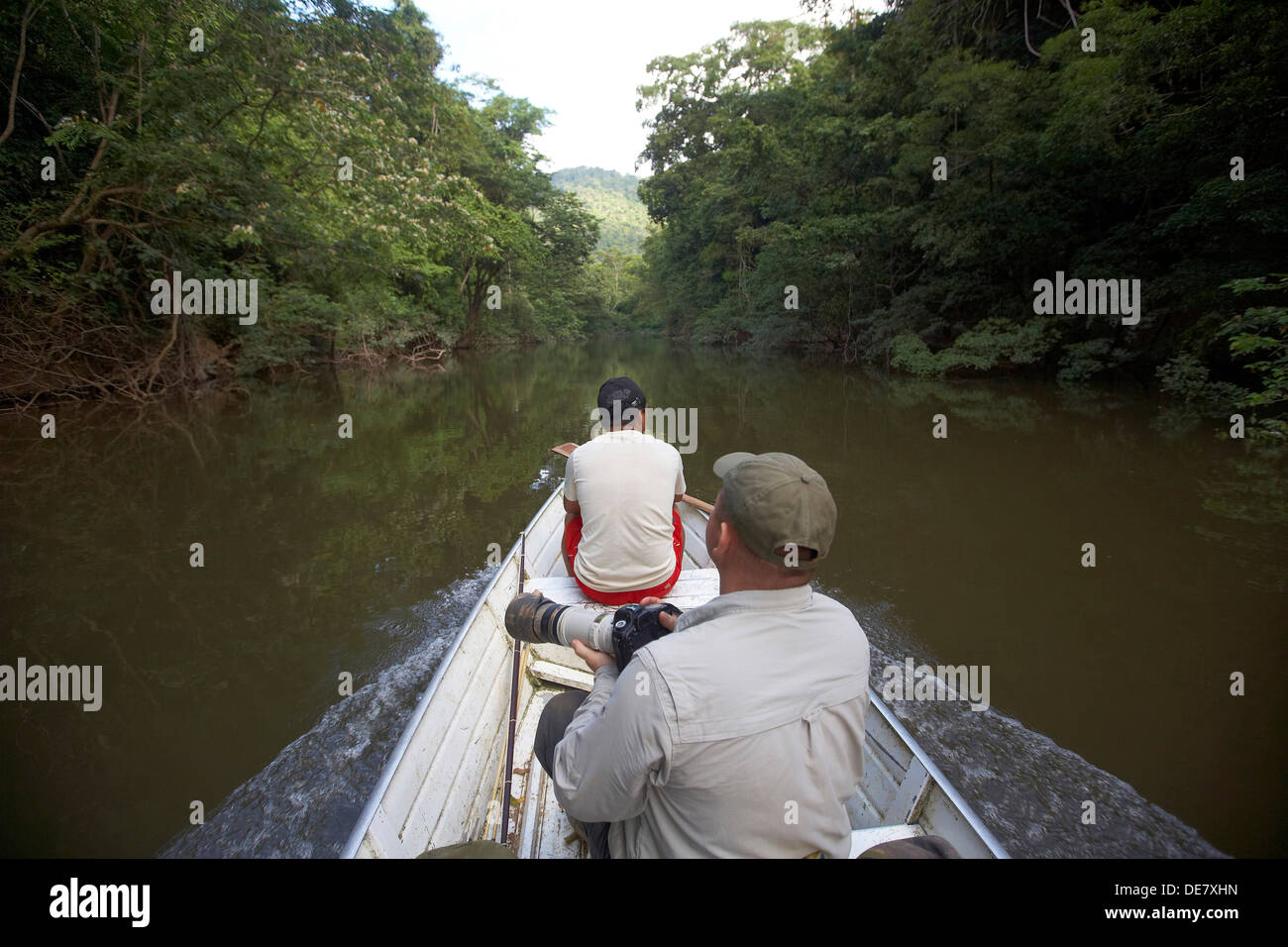 Touristen Reisen in einem kleinen Boot entlang der Burro Burro Fluss, Surama, Guyana, Südamerika Stockfoto