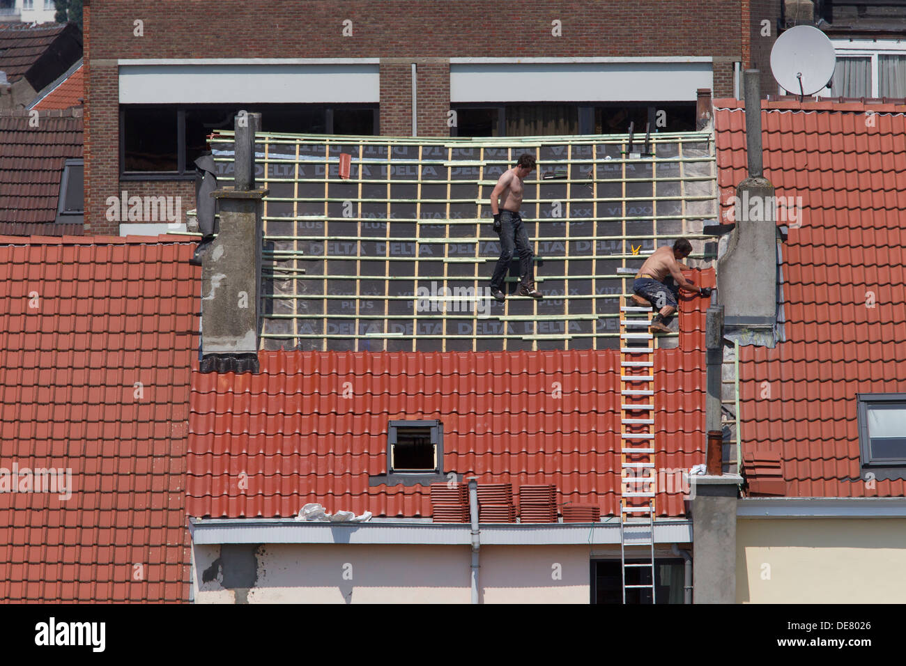 Bauarbeiter re Überdachung Dachziegel Fliesen Stockfoto