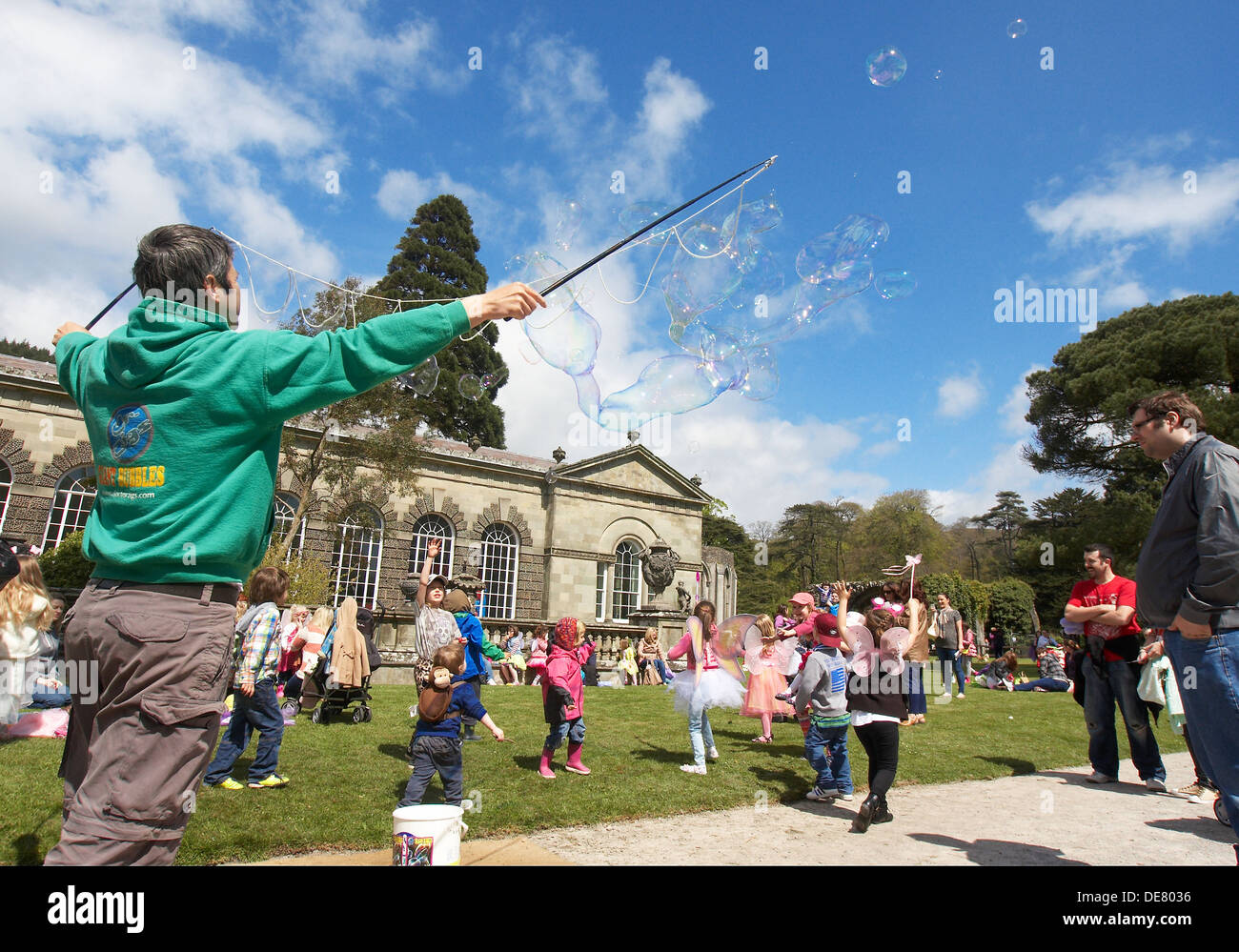 Man Luftblasen machen unterhaltsame Kindern in Margam Park, South Wales UK. Stockfoto