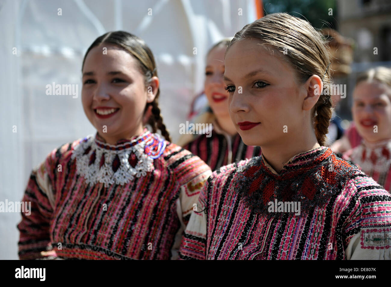 Mitglieder von Folkloregruppen Bistra in Kroatien Folk Kostüm während des 47. Folklore-Festivals in Zagreb, Kroatien am Juli 18,2013 Stockfoto