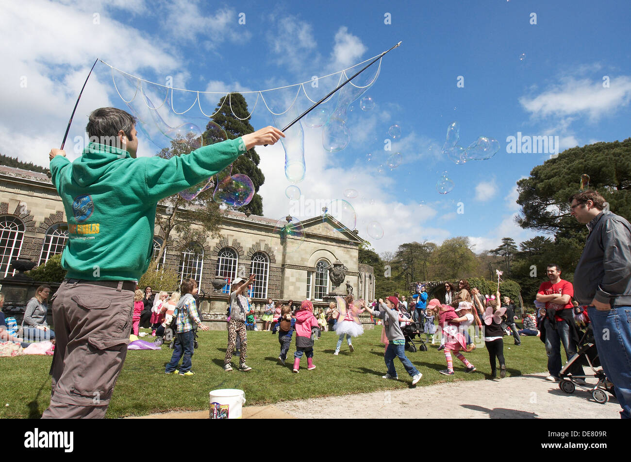 Man Luftblasen machen unterhaltsame Kindern in Margam Park, South Wales UK. Stockfoto