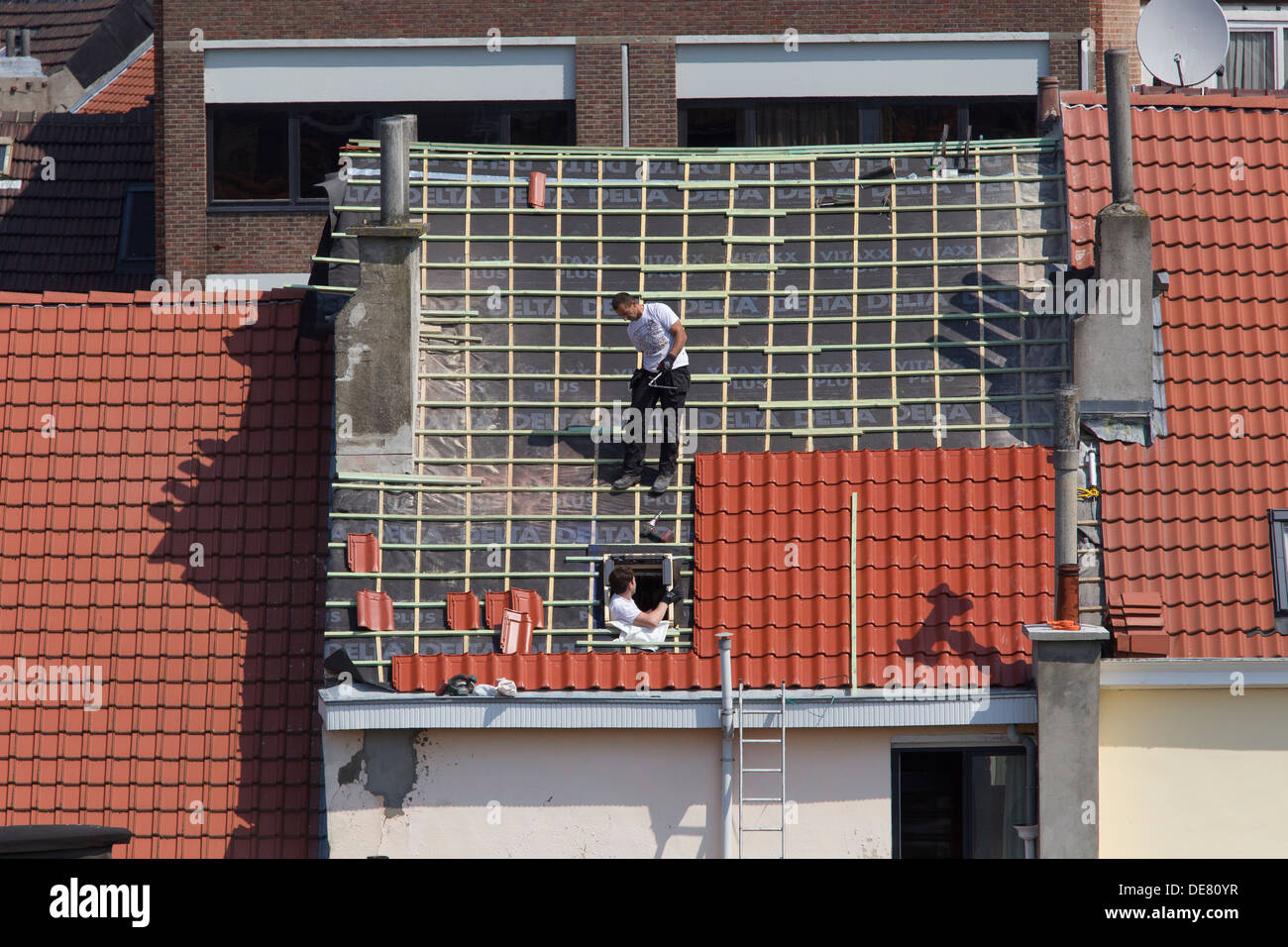 Bauarbeiter re Überdachung Dachziegel Fliesen Stockfoto