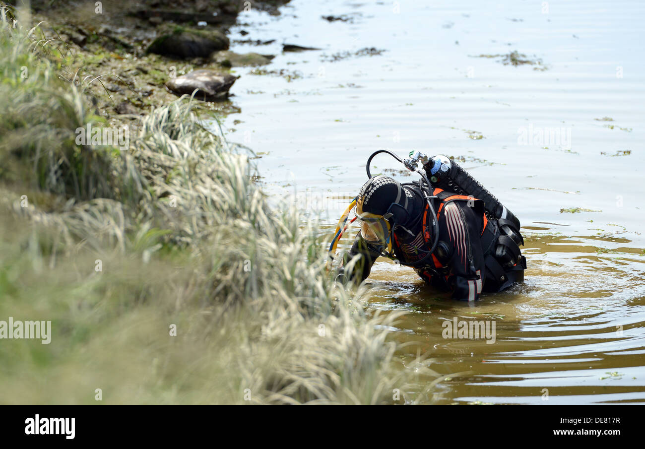 Polizei-Taucher in Ouse bei Lewes Stockfoto