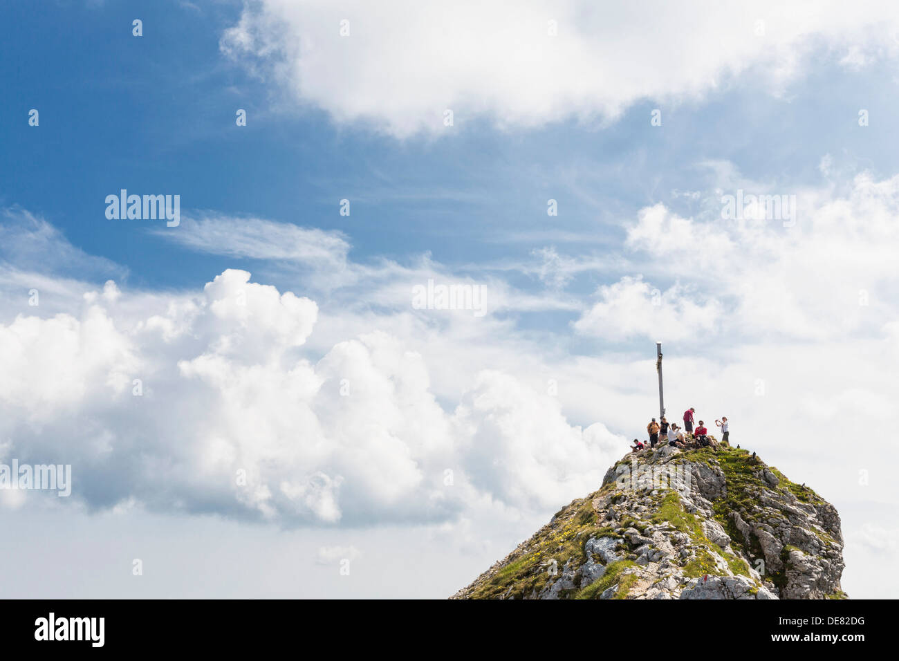 Deutschland, Bayern, Ammergauer Alpen, Blick auf Wanderer auf Bergrücken Fuß zur Ammergauer Hochplatte Stockfoto