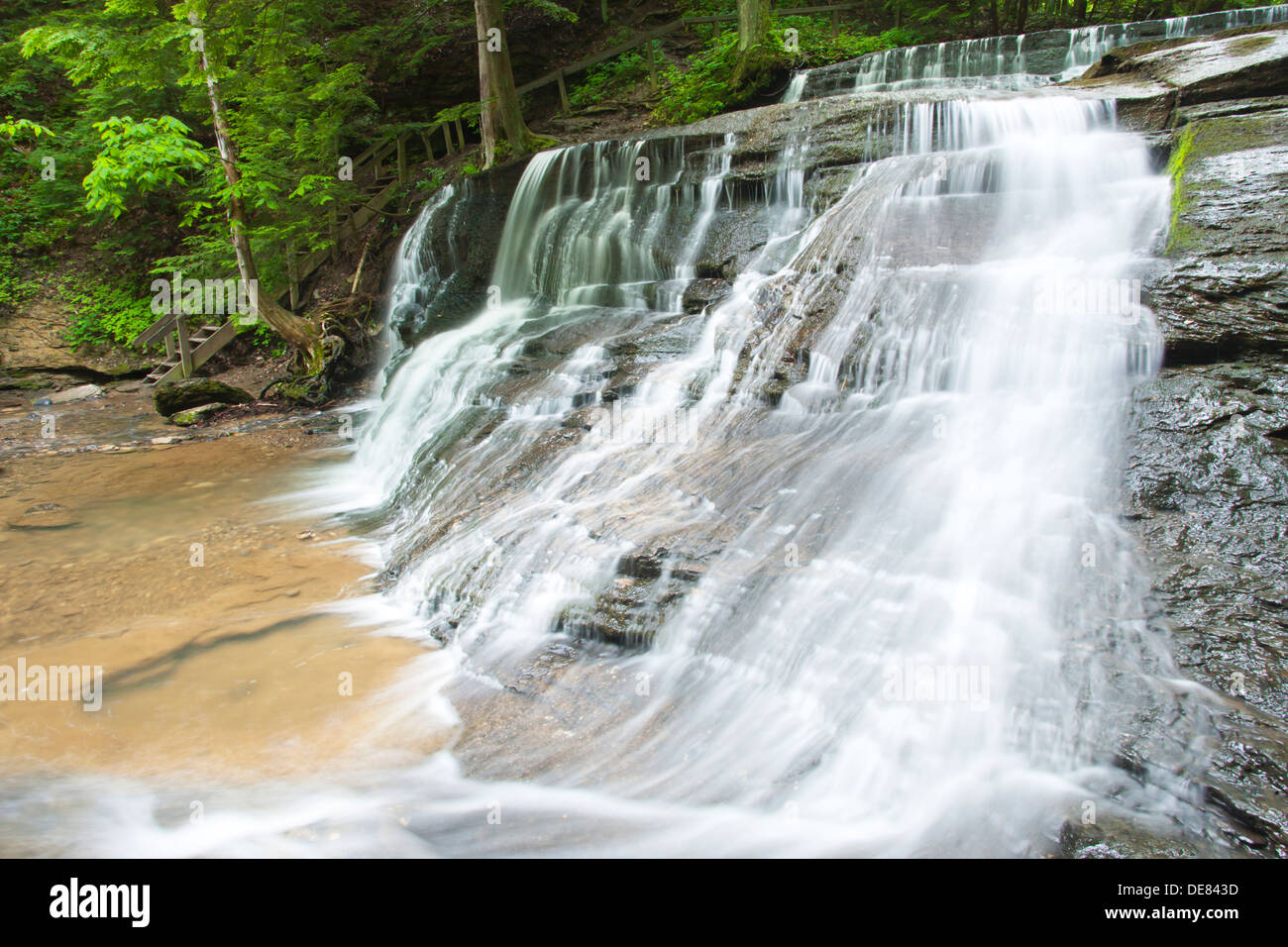 HÖLLEN HOHLEN WASSERFALL HÖLLEN LAUFEN GLATT ROCK CREEK SCHLUCHT MCCONNELS MÜHLE STAATSPARK PENNSYLVANIA USA Stockfoto