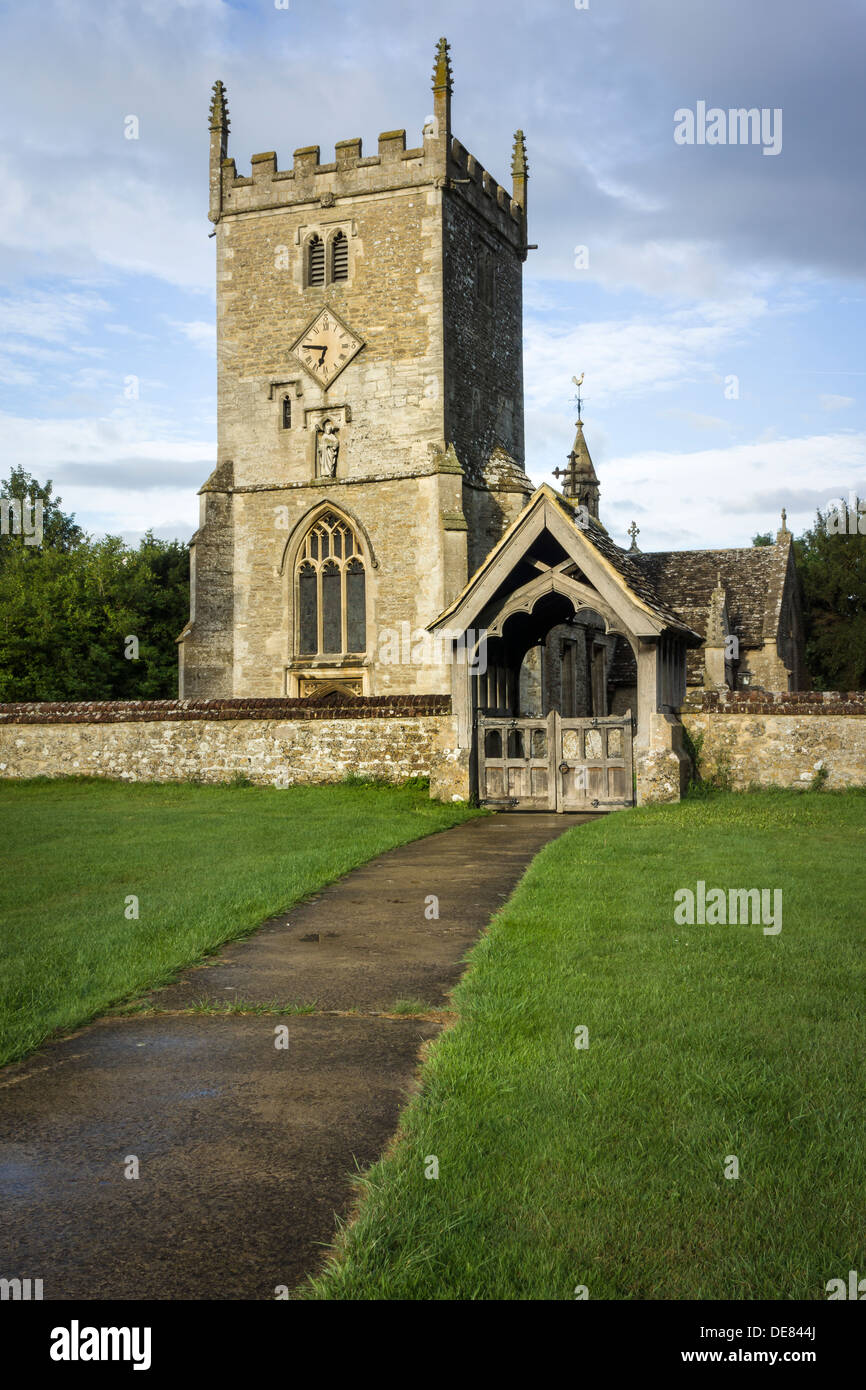 Ein Fußweg führt in Richtung St Mary Magdalene Kirche im Süden Marston in der Nähe von Swindon in Wiltshire. Stockfoto