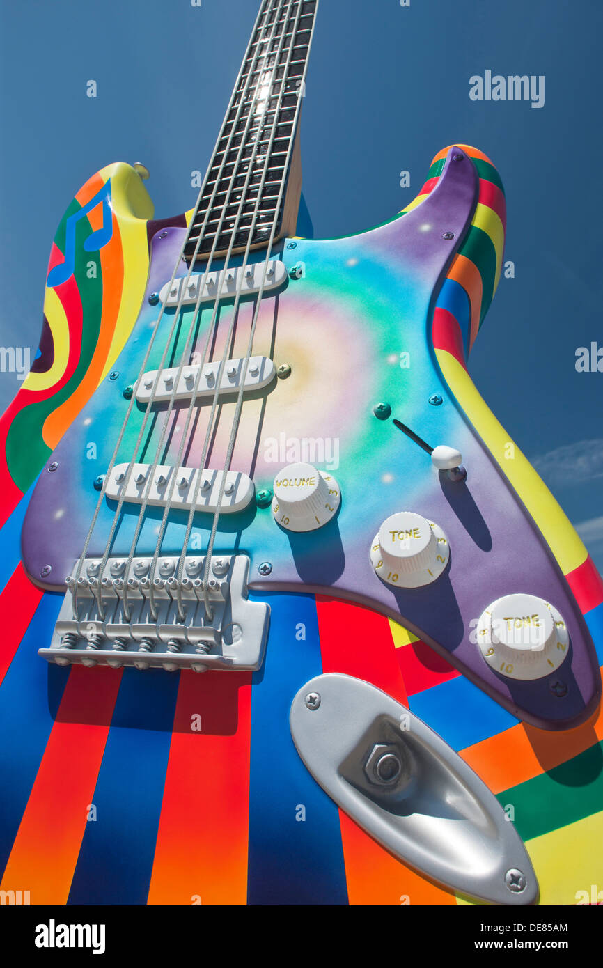 TIME WARP STRATOCASTER SKULPTUR (© PAT DOWNEY PETE / GONZALES 2012) ROCK AND ROLL HALL OF FAME DOWNTOWN CLEVELAND OHIO USA Stockfoto