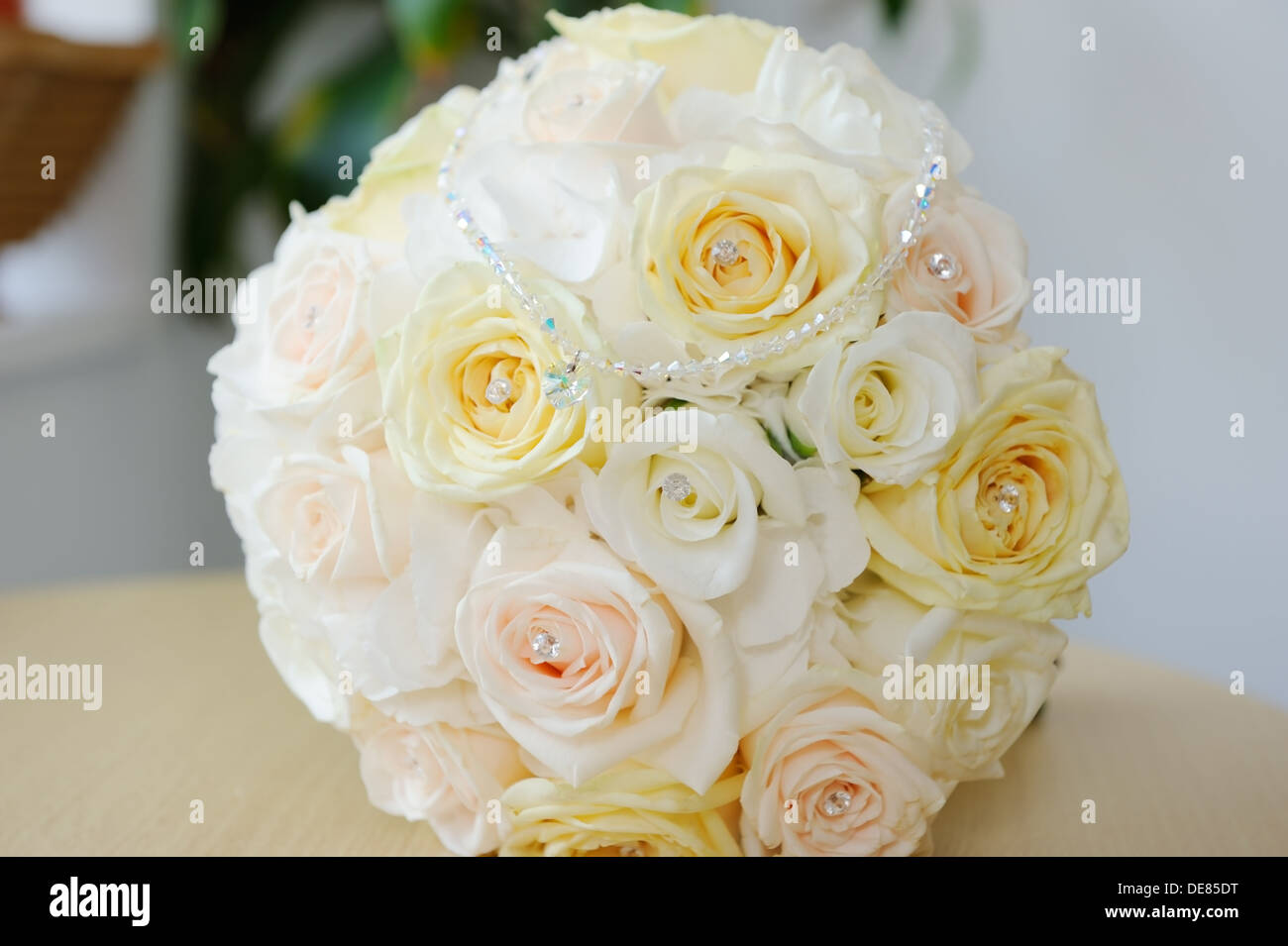 Bräute Bouquet von gelben Rosen und herzförmige Anhänger Halskette Nahaufnahme Detail Stockfoto