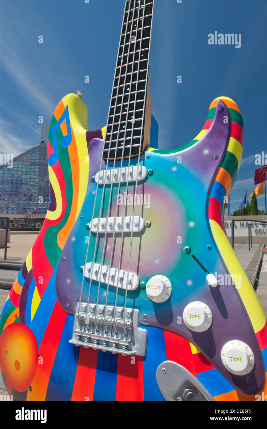 TIME WARP STRATOCASTER SKULPTUR (© PAT DOWNEY PETE / GONZALES 2012) ROCK AND ROLL HALL OF FAME DOWNTOWN CLEVELAND OHIO USA Stockfoto