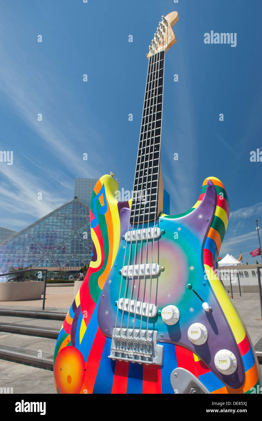 TIME WARP STRATOCASTER SKULPTUR (© P DOWNEY / P GONZALES 2012) ROCK AND ROLL HALL OF FAME (© I M PEI 1995) CLEVELAND OHIO USA Stockfoto