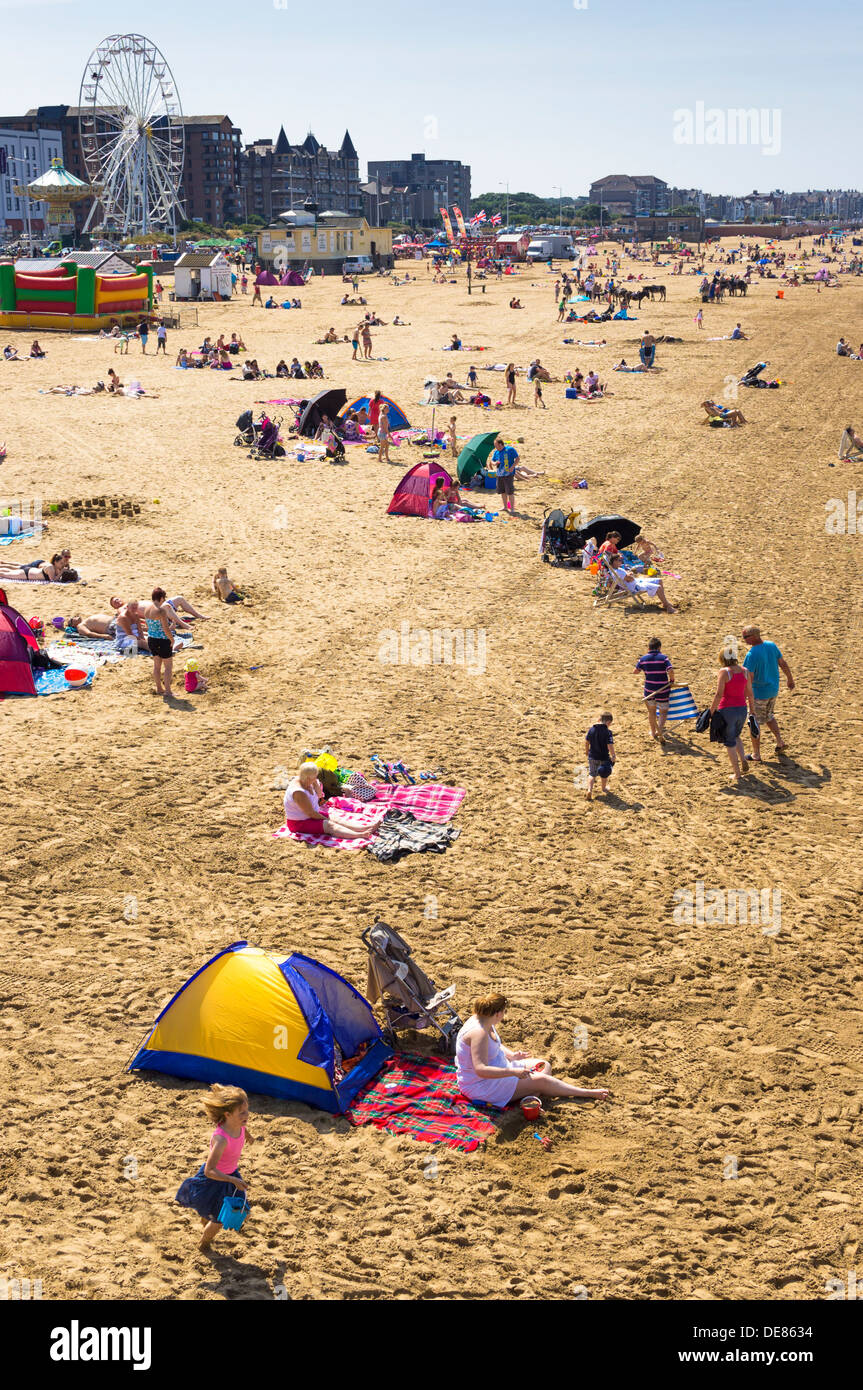 Menschen am Weston-Super-Mare Strand im Sommer, Somerset, England, UK Stockfoto