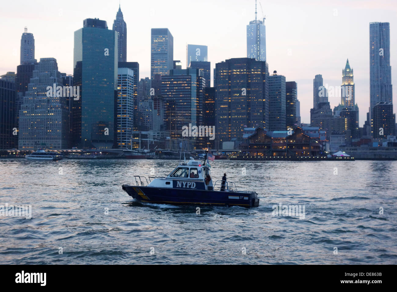 NYPD Boot am East river Stockfoto