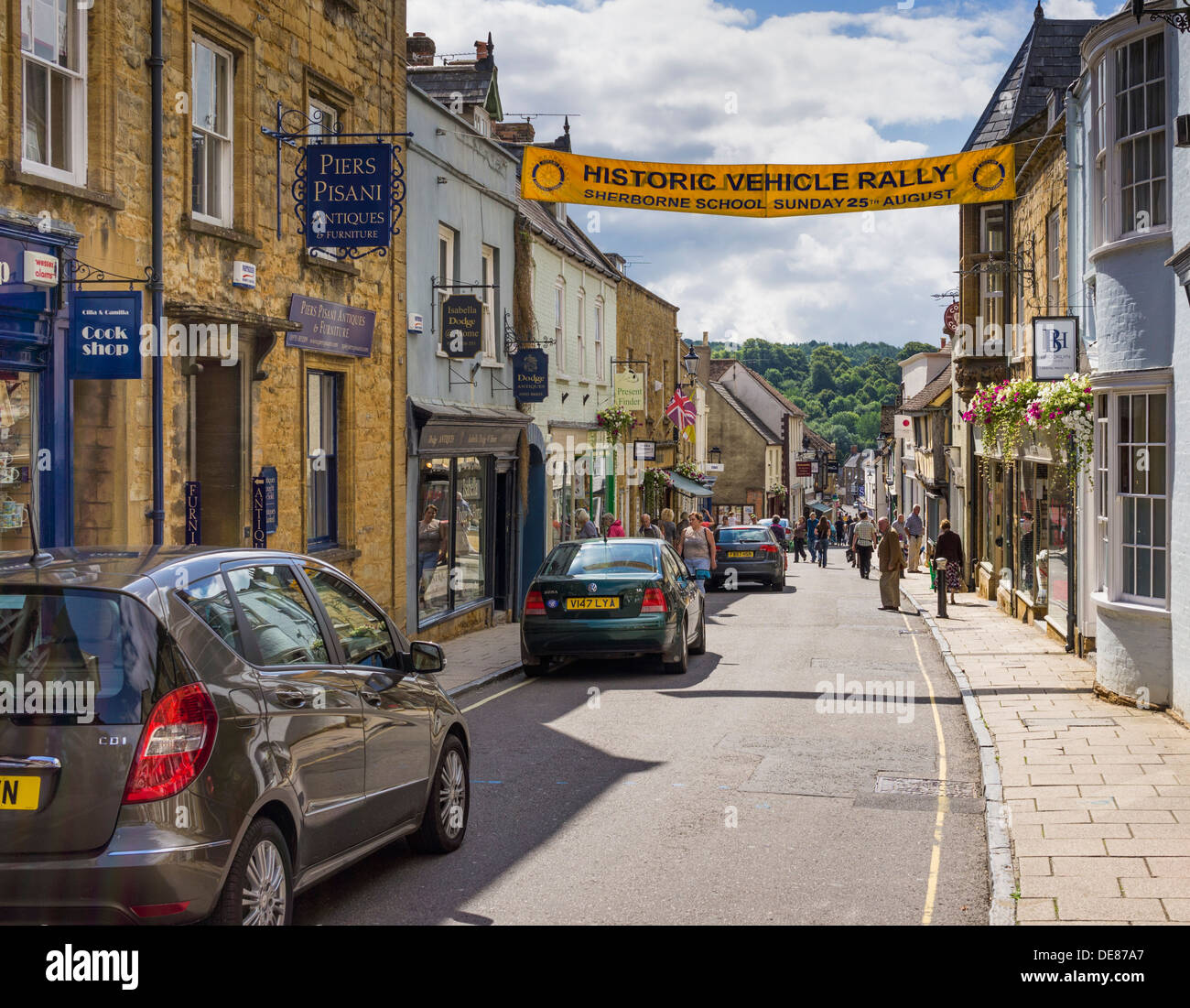 Alte schmale Hautpstraße in Sherborne, Dorset, UK im Sommer Stockfoto