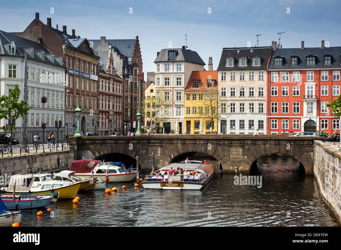 Kopenhagen, Dänemark, an die Haueser Nybrogade mit der Brücke Stormbroen Stockfoto