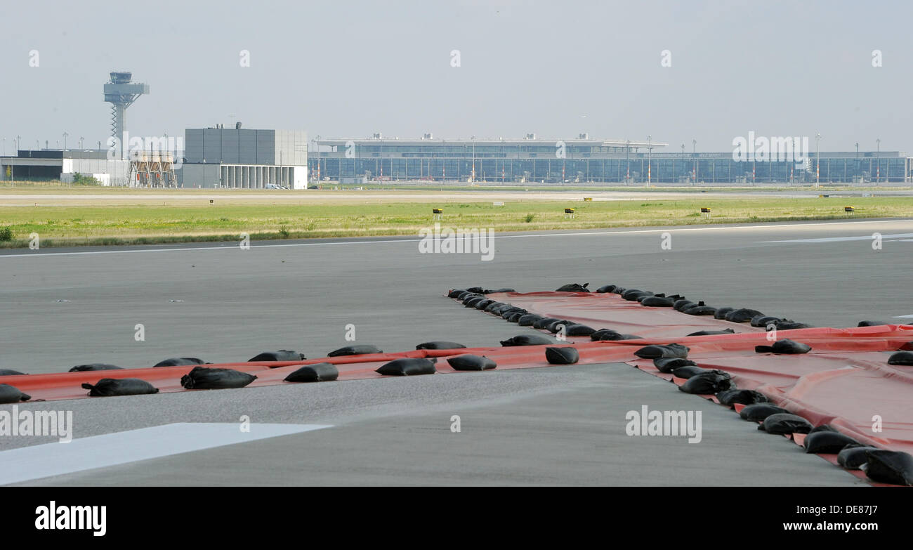 Rote Kreuze zeigen eine geschlossene von Landebahn am künftigen Flughafen Willy Brandt in Schönefeld, Deutschland, 13. September 2013.  Besucher können besuchen Sie das Terminal und die u-Bahn zum Bahnhof und Touren auf dem Flughafengelände an das Familienfest am Wochenende. Foto: Bernd Settnik Stockfoto