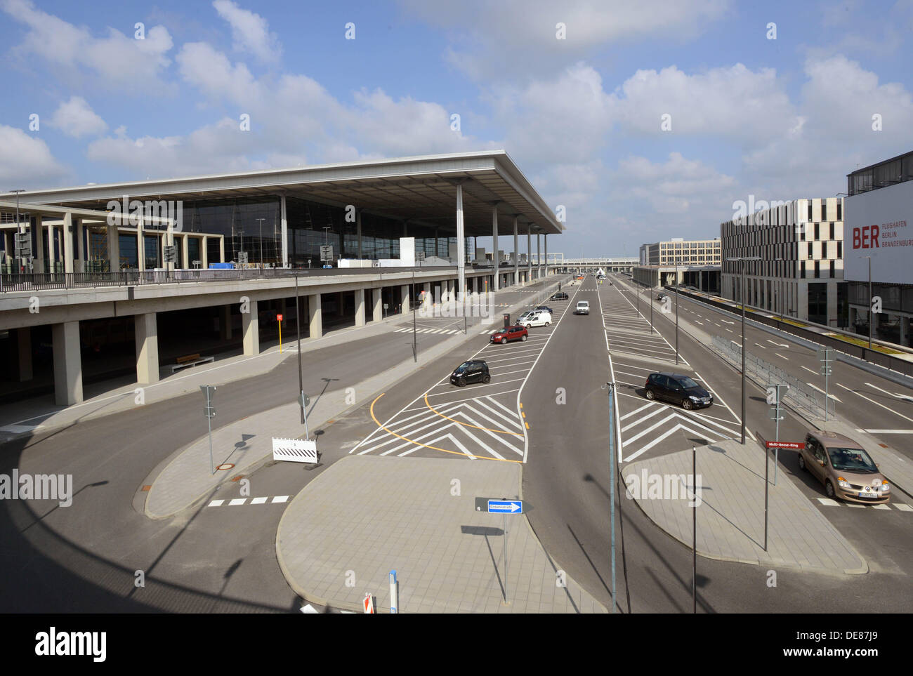 Zukünftigen Flughafen Willy Brandt in Schönefeld, Deutschland, 13. September 2013 abgebildet ist. Besucher können besuchen Sie das Terminal und die u-Bahn zum Bahnhof und Touren auf dem Flughafengelände an das Familienfest am Wochenende. Foto: Bernd Settnik Stockfoto