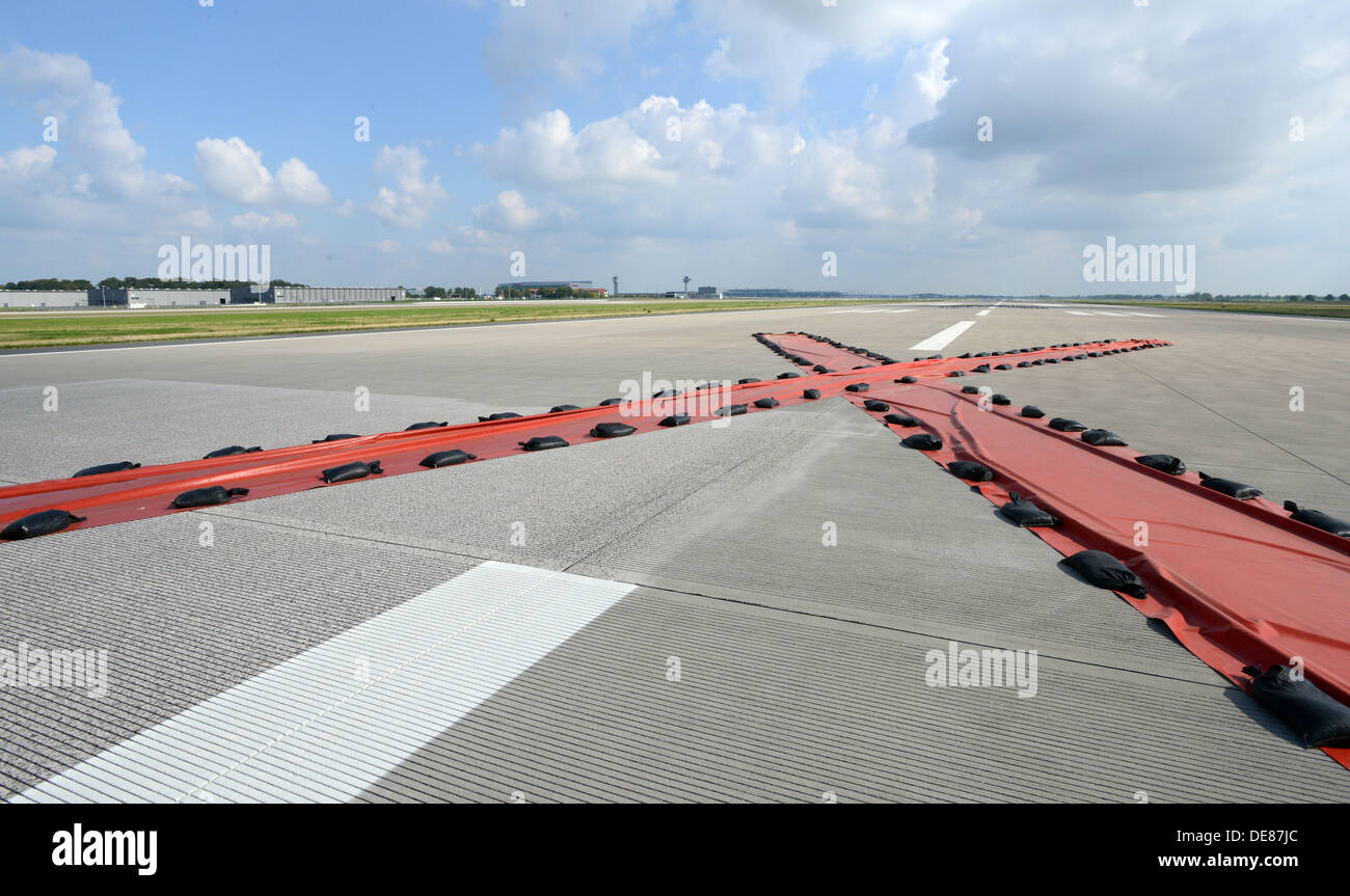 Rote Kreuze zeigen eine geschlossene von Landebahn am künftigen Flughafen Willy Brandt in Schönefeld, Deutschland, 13. September 2013.  Besucher können besuchen Sie das Terminal und die u-Bahn zum Bahnhof und Touren auf dem Flughafengelände an das Familienfest am Wochenende. Foto: Bernd Settnik Stockfoto