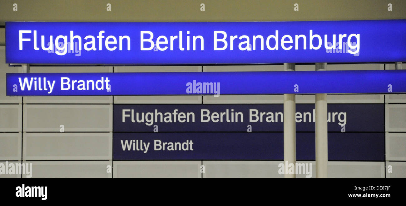 Ein Zeichen gekennzeichnet in der Bahn Bahnhof Underground der Zukunft Flughafen Willy Brandt ist in Schönefeld, Deutschland, 13. September 2013 abgebildet. Besucher können besuchen Sie das Terminal und die u-Bahn zum Bahnhof und Touren auf dem Flughafengelände an das Familienfest am Wochenende. Foto: Bernd Settnik Stockfoto