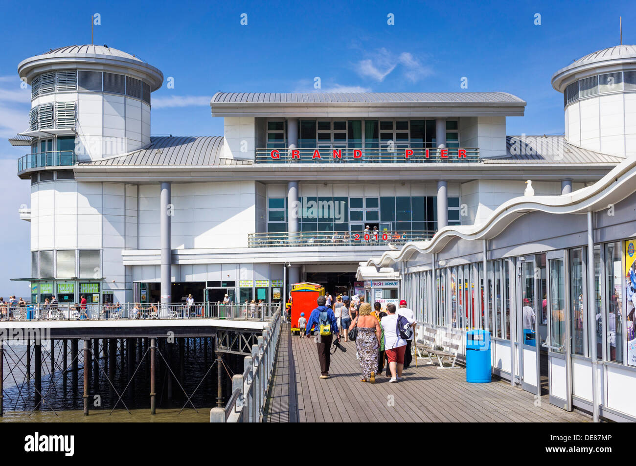 Menschen auf dem Grand Pier bei Weston-Super-Mare, Somerset, England, UK Stockfoto