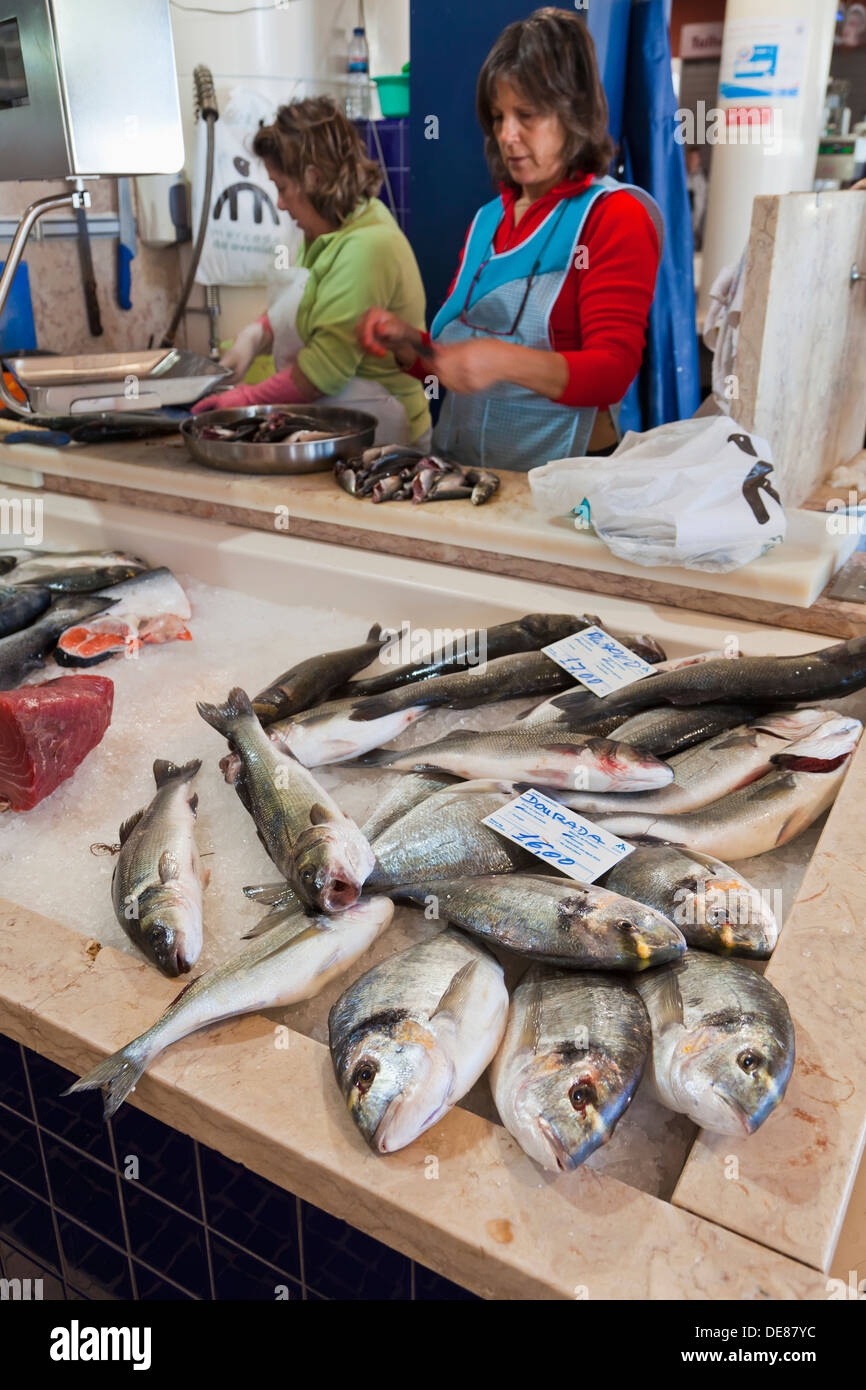 Portugal, Lagos, Fischhändler, arbeiten in der Markthalle Stockfoto