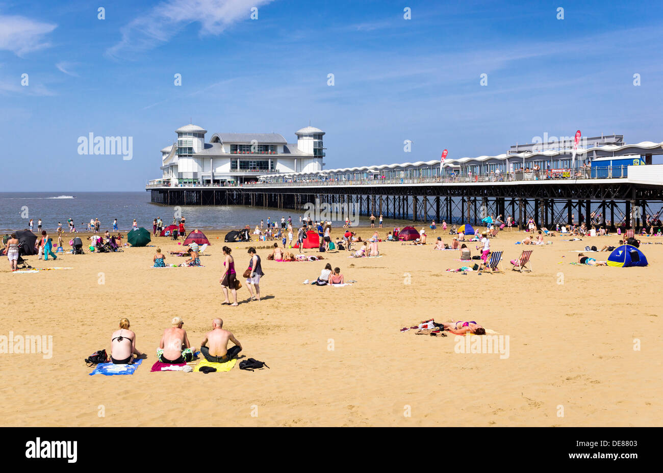 Weston-Super-Mare Beach und Grand Pier, Somerset, UK im Sommer Stockfoto
