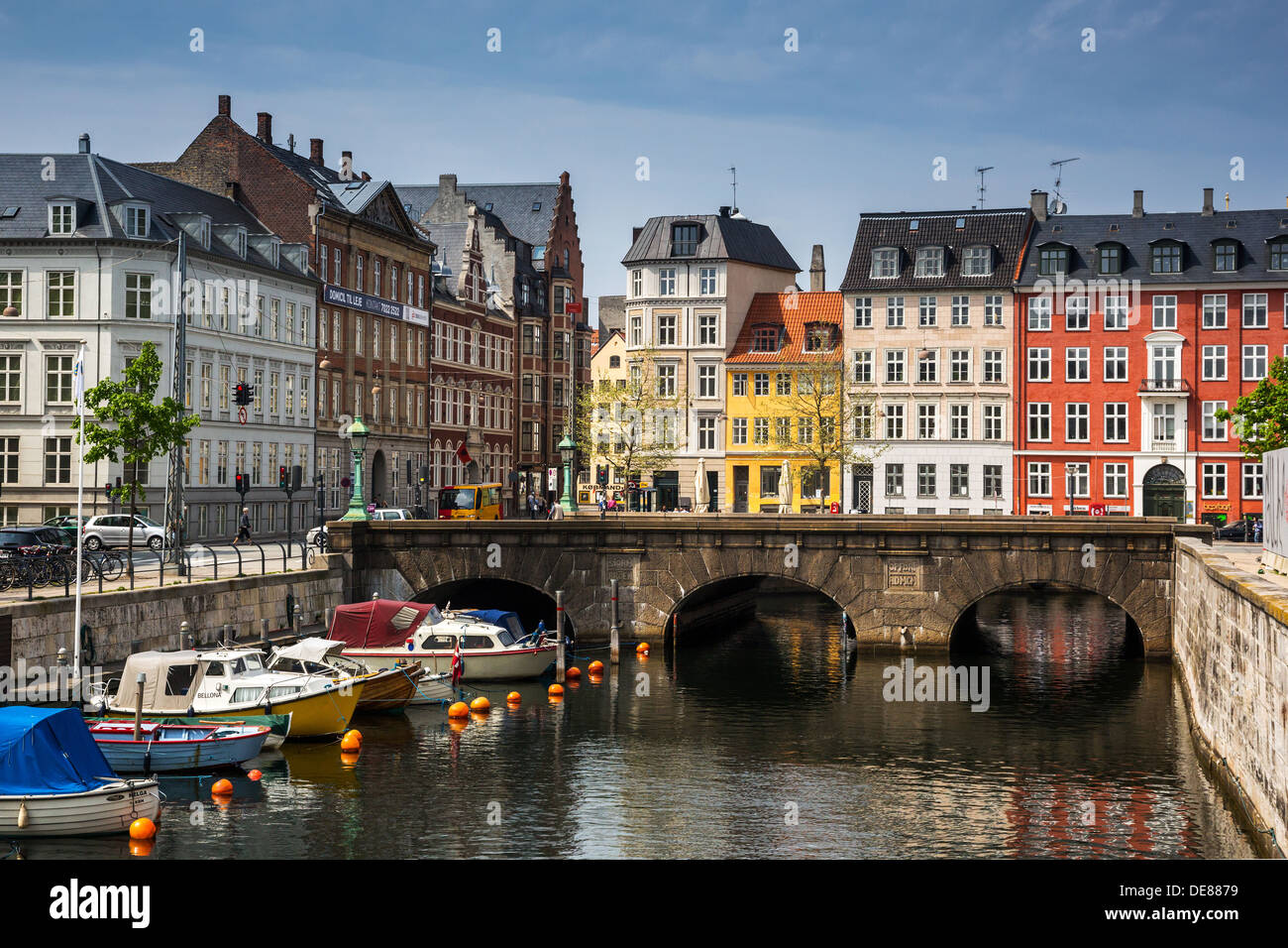 Kopenhagen, Dänemark, an die Haueser Nybrogade mit der Brücke Stormbroen Stockfoto