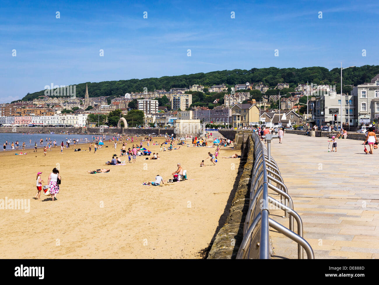 Weston-Super-Mare Strand und Promenade im Sommer, Somerset, Großbritannien Stockfoto